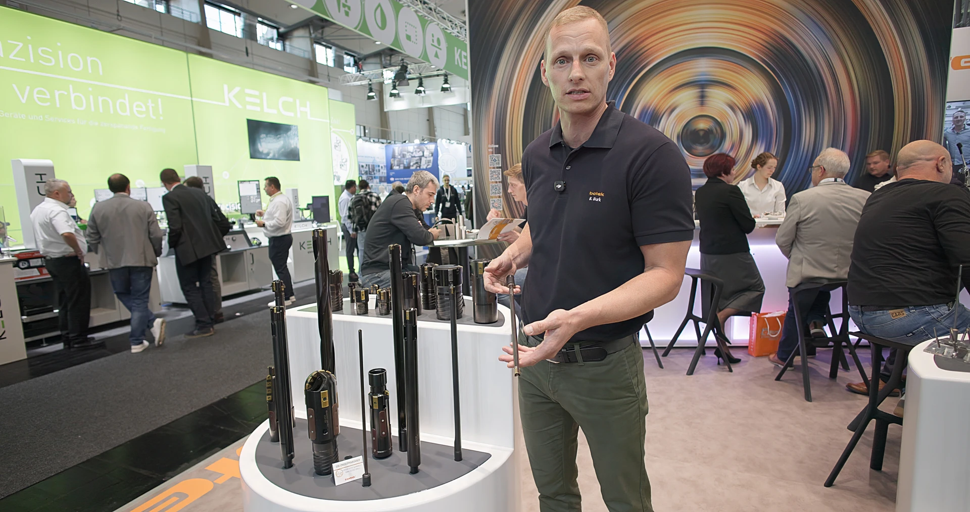 Mann som holder i et bor