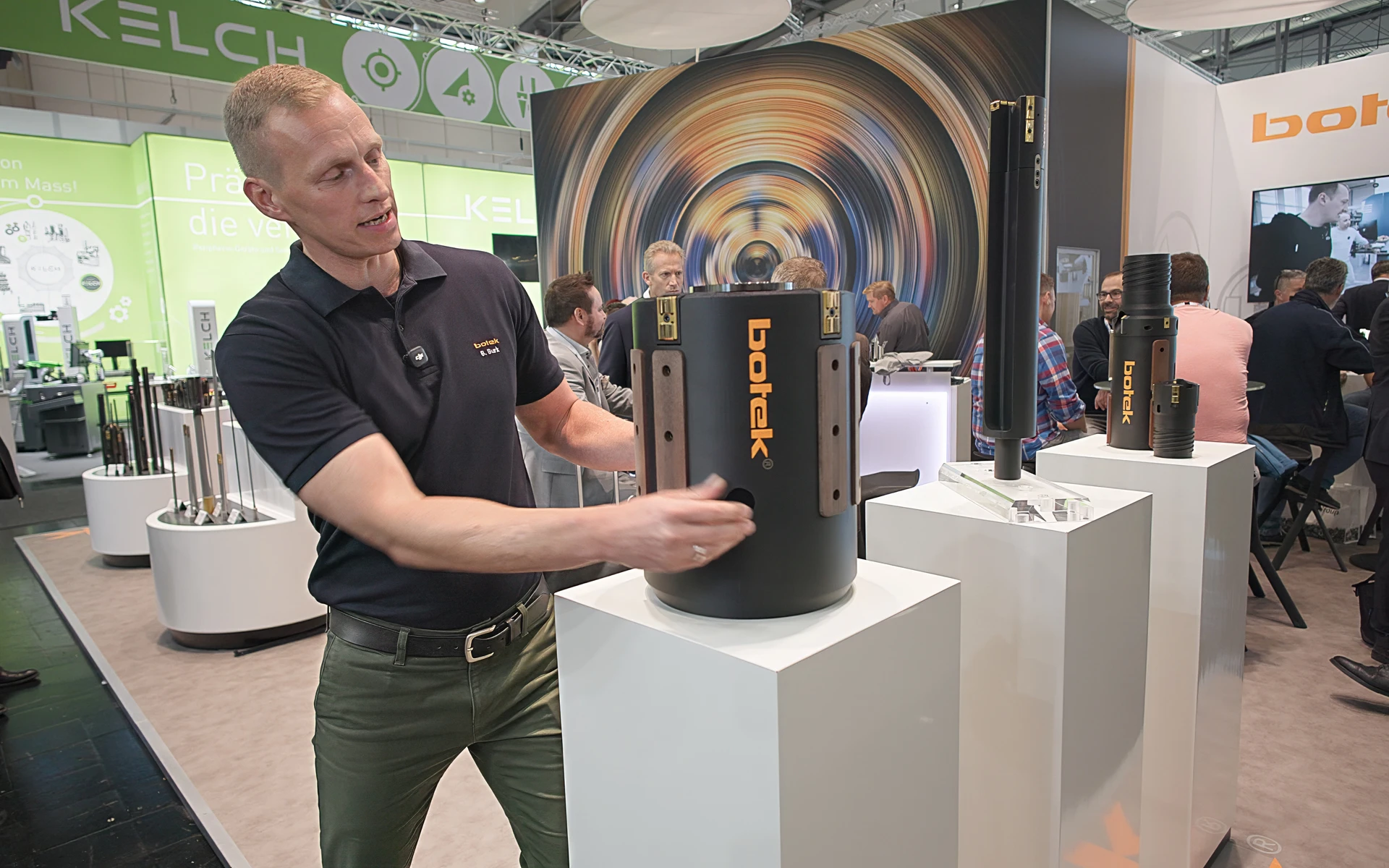 Mann som viser fram modell av stort bor