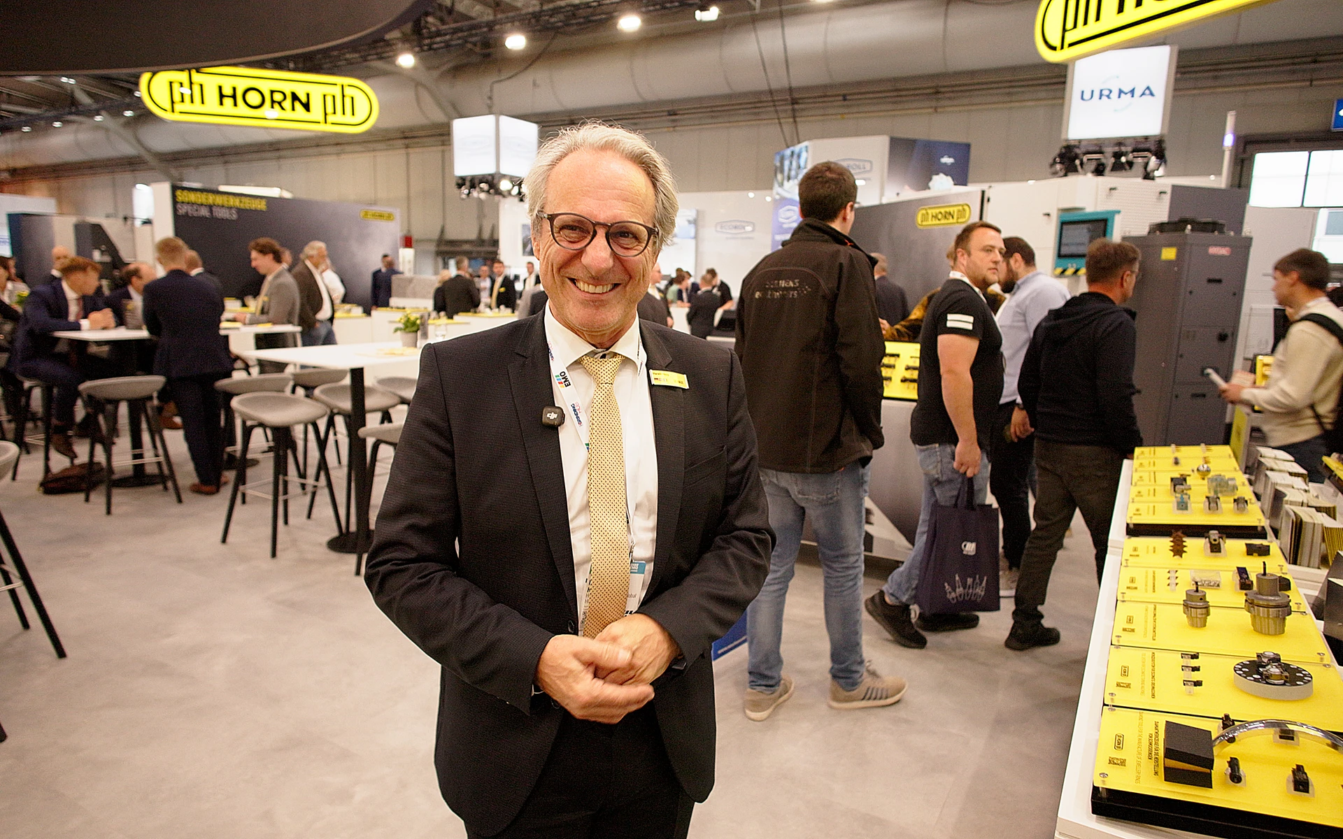 Mann i utstillingsmiljø