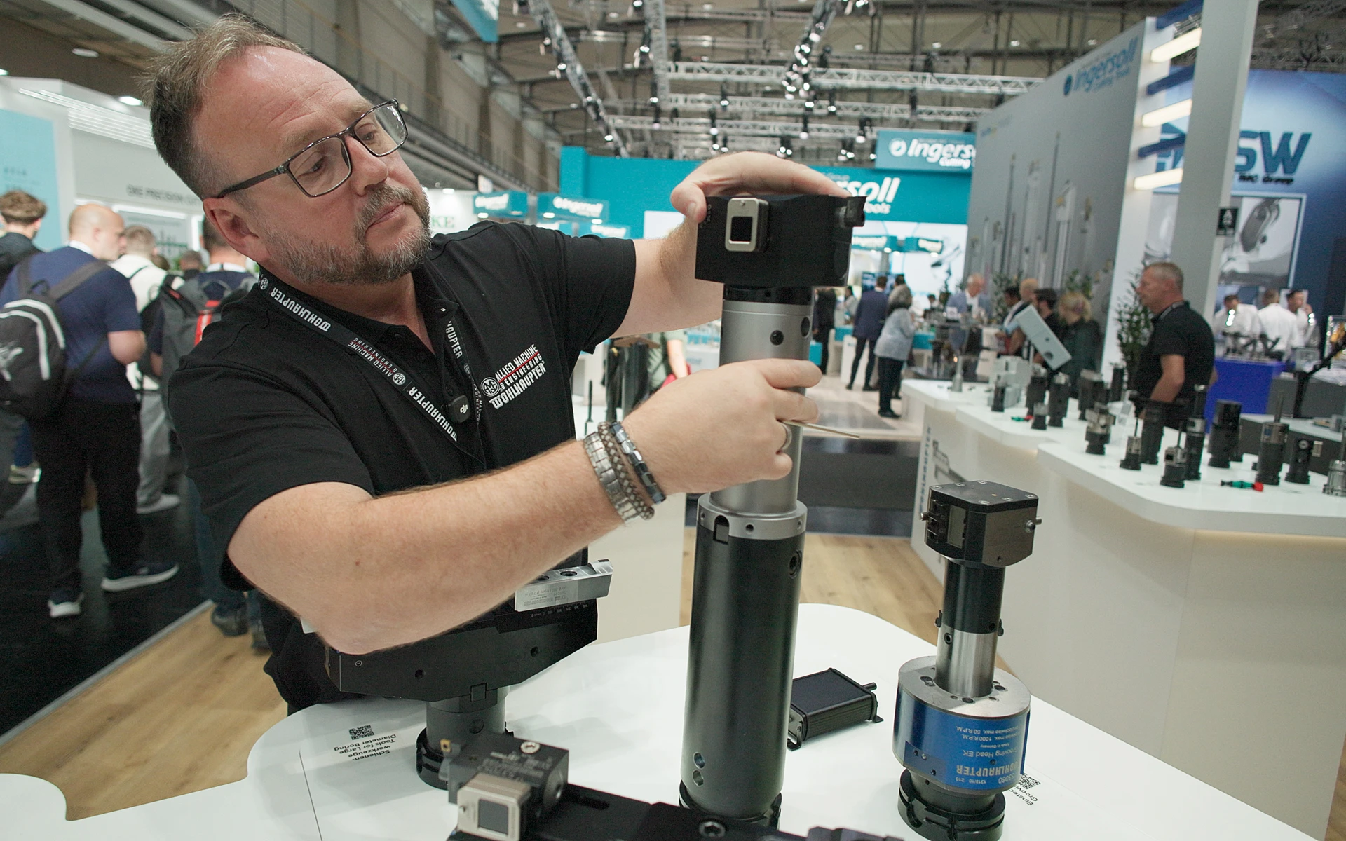 MAnn demonstrerer boreverktøy