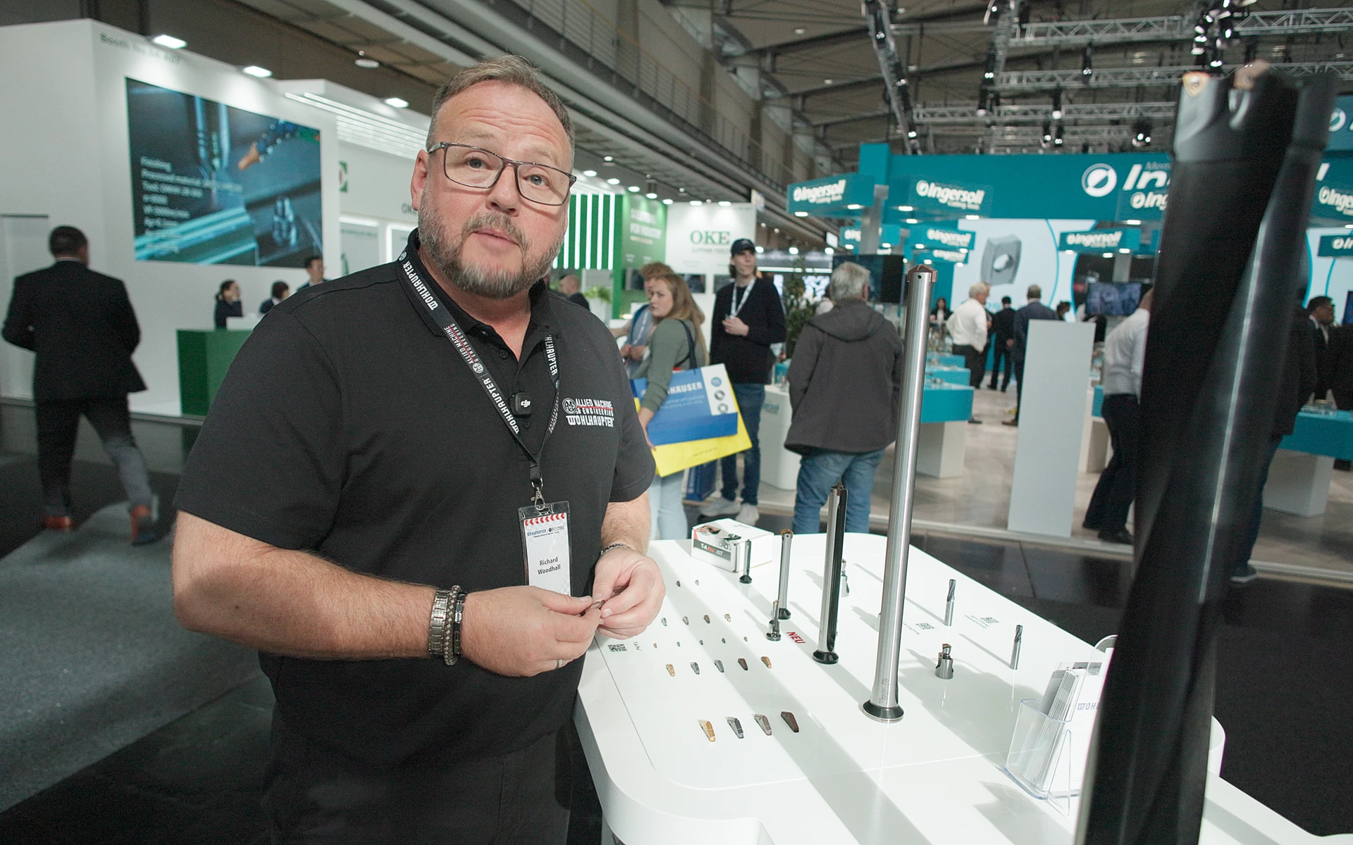 Mann som viser fram bor